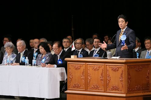 安倍总理出席了在日比谷公会堂举行的“不能再等。今年定要出成果！国民大集会”。