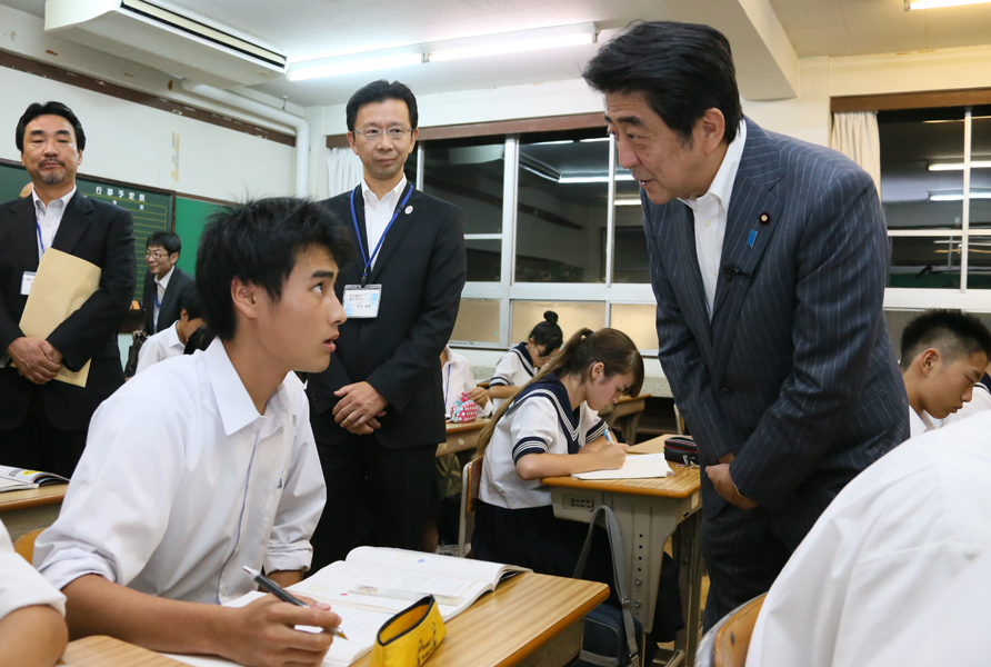 安倍总理为视察针对青少年的夜间学习援助活动，走访了东京都葛饰区的区立中学。