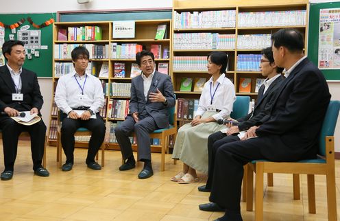 安倍总理为视察针对青少年的夜间学习援助活动，走访了东京都葛饰区的区立中学。