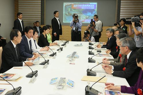 安倍总理在总理大臣官邸召开了第4次综合科学技术・创新会议。
