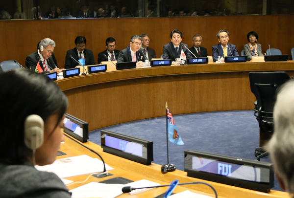 当地时间2014年9月25日，为出席第69届联合国大会，正在访问美利坚合众国纽约的安倍总理，上午在纽约市内的宾馆与伊拉克总统福阿德・马苏姆举行会谈后，出席了在联合国总部召开的太平洋岛屿国家首脑会议。还出席了有关埃博拉疫情的高层会议，并发表了演讲。