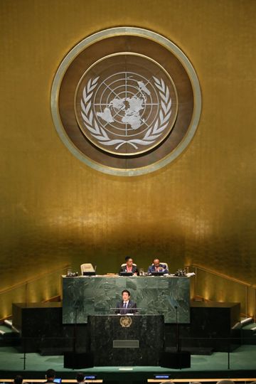 当地时间2014年9月25日，为出席第69届联合国大会，正在访问美利坚合众国纽约的安倍总理，上午在纽约市内的宾馆与伊拉克总统福阿德・马苏姆举行会谈后，出席了在联合国总部召开的太平洋岛屿国家首脑会议。还出席了有关埃博拉疫情的高层会议，并发表了演讲。