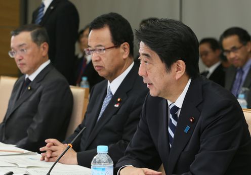 安倍总理在总理大臣官邸召开了2014年第17次经济财政咨询会议。