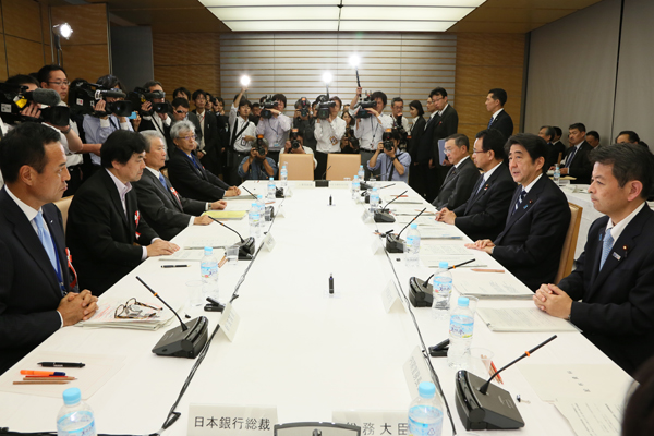 安倍总理在总理大臣官邸召开了2014年第17次经济财政咨询会议。