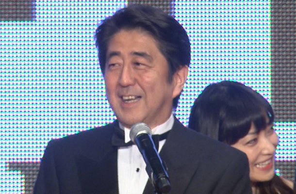 安倍总理出席了在东京都内举行的第27届东京国际电影节开幕式。