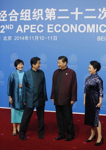 2014年11月10日（当地时间），为出席亚太经合组织（APEC）领导人会议，正在访问北京的安倍总理与印度尼西亚共和国总统佐科•维多多举行了会谈，还与秘鲁共和国总统奥良塔•乌马拉•索塔举行了会谈。
下午，与中华人民共和国国家主席习近平举行了会谈。
安倍总理在会谈结束后表示，“我认为这是日中两国回到战略互惠关系的原点、改善关系的第一步。这次，我们灵活运用亚太经合组织这一平台，首先开始对话，开始首脑之间的对话。为此，两国都默默地付出了不懈的努力，此前，实现了正式的外长会谈。这次，实现了与习近平主席的首脑会谈。我想，不仅是亚洲国家，许多国家也都期待日中两国首脑进行对话。为回应这一期待，我们迈出了改善关系的第一步。
此外，关于海上联络机制，我们提出了实施的意见，我想今后将进入具体的事务工作阶段。”