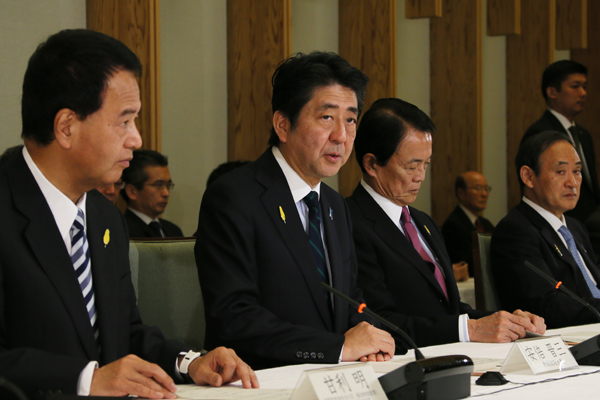 安倍总理在总理大臣官邸出席了2014年度第4次“为实现经济良性循环的‘政劳使’三方会议”。