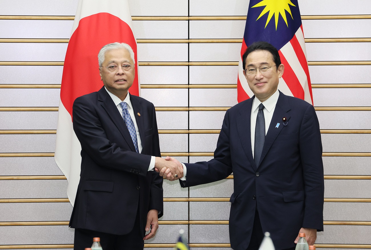 举行日本马来西亚首脑会谈等