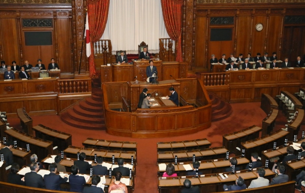 安倍总理出席了众议院全体会议以及参议院全体会议。
