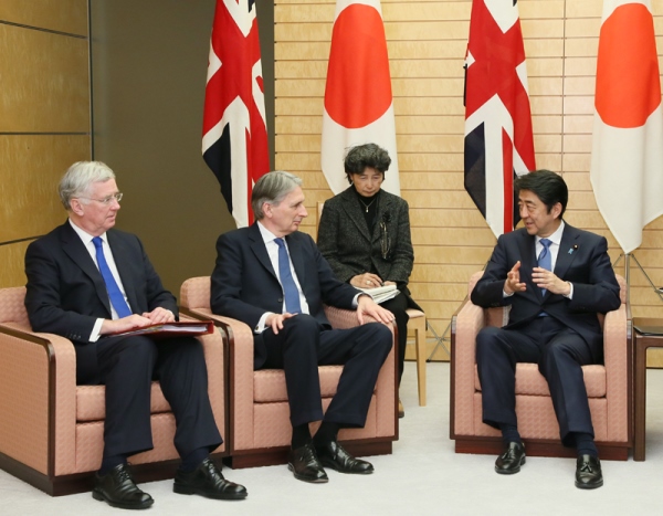 安倍总理在总理大臣官邸接受了英国外交及联邦事务大臣哈蒙德以及英国国防大臣法伦的拜会。