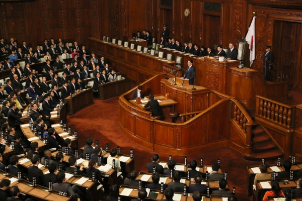 安倍总理出席了众议院预算委员会、参议院全体会议及众议院全体会议。