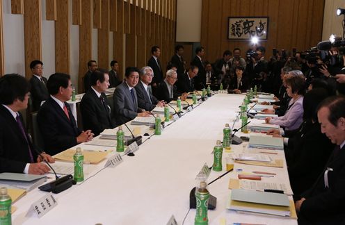 安倍总理在总理大臣官邸召开了第27次教育再生实行会议。