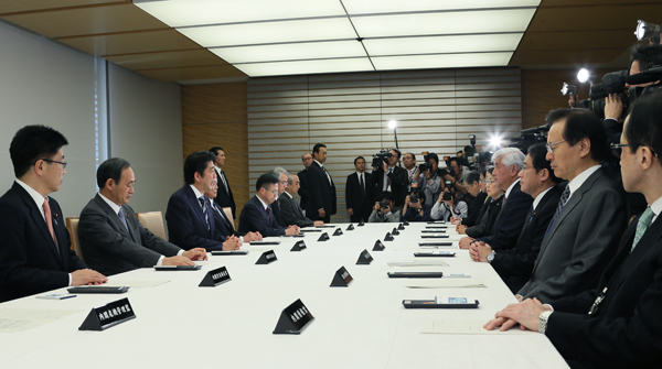 安倍总理在总理大臣官邸召开了“关于在叙利亚发生的威胁杀害日本人质事件的相关阁僚会议”。