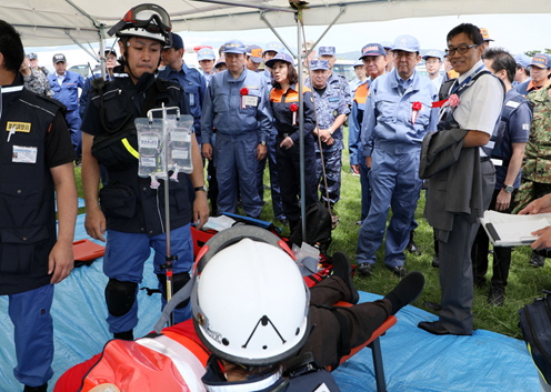 在以安倍总理为首的全体阁僚参与之下，举行了2017年度综合防灾训练。