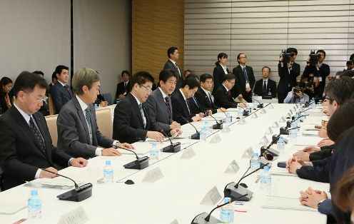 安倍总理在总理大臣官邸召开了第6次“工作方式改革实现会议”。