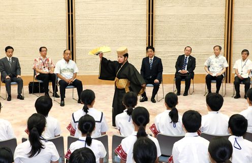 安倍总理在总理大臣官邸接受了第56届冲绳小记者团和第34届函馆小记者团的拜访。
