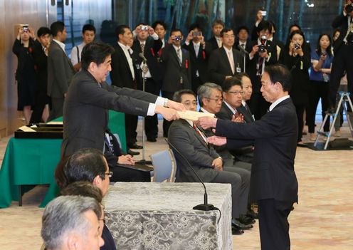 安倍总理在总理大臣官邸举行了2015年安全功劳者内阁总理大臣表彰仪式。