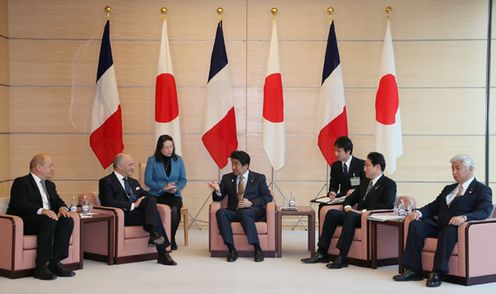安倍总理在总理大臣官邸接受了法国外交和国际发展部部长洛朗•法比尤斯以及国防部部长让-伊夫•勒德里昂的拜会。