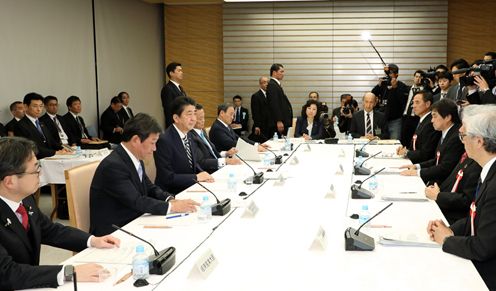 安倍总理在总理大臣官邸召开了2017年第16次经济财政咨询会议。