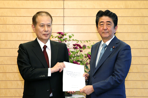 安倍总理在总理大臣官邸接受了教育再生实行会议主持人镰田薰提交的第十次提议。