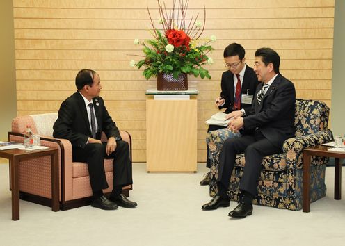 安倍总理在总理大臣官邸接受了缅甸联邦共和国人民院议长吴温敏等的拜会。