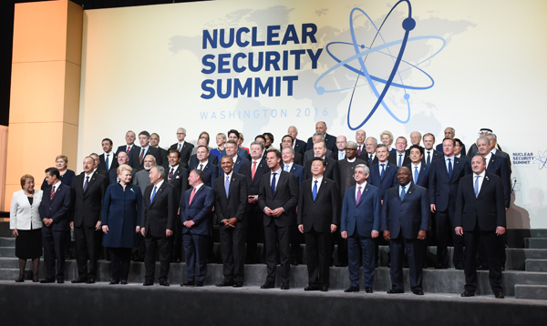 安倍总理为了出席第四届核安全峰会等访问了美利坚合众国华盛顿哥伦比亚特区。
