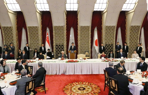 安倍总理在总理大臣官邸与新加坡共和国总统陈庆炎举行了首脑会谈等。
