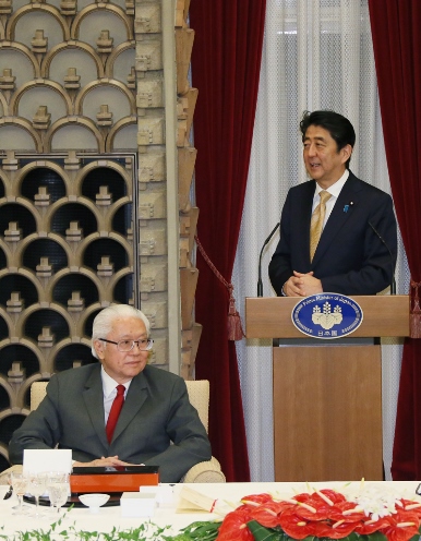 安倍总理在总理大臣官邸与新加坡共和国总统陈庆炎举行了首脑会谈等。
