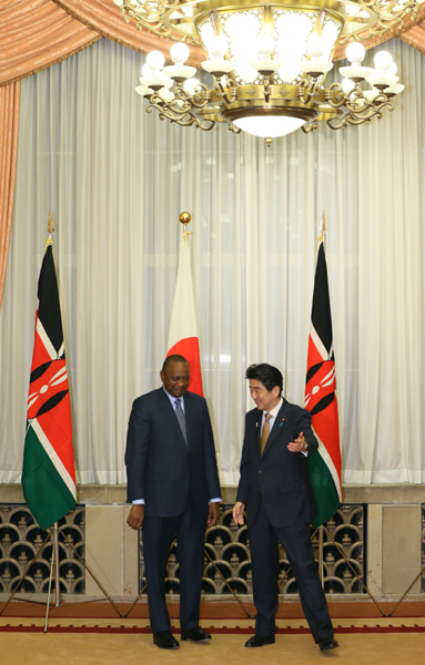 安倍总理邀请肯尼亚共和国总统乌胡鲁・肯雅塔在总理大臣公邸共进了晚餐。