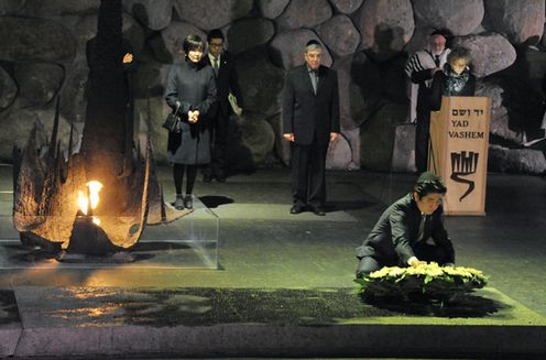 正在访问以色列国的安倍总理参观了犹太大屠杀纪念馆，并在联合记者招待会结束后，与内塔尼亚胡总理举行了首脑会谈。