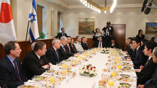 正在访问以色列国的安倍总理参观了犹太大屠杀纪念馆，并在联合记者招待会结束后，与内塔尼亚胡总理举行了首脑会谈。