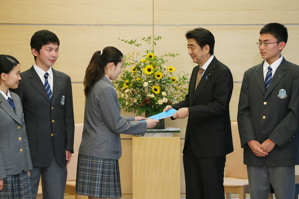 安倍总理在总理大臣官邸接受了会见J7青少年峰会日本代表队以及日本UNICEF协会大使陈美龄的拜访。
