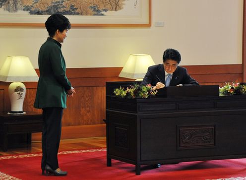 正在访问大韩民国首尔的安倍总理举行了日韩首脑会谈。