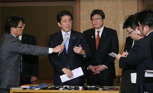 正在访问大韩民国首尔的安倍总理举行了日韩首脑会谈。