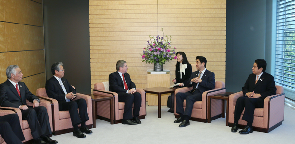 安倍总理在总理大臣官邸接受了国际奥委会(IOC)主席托马斯・巴赫的拜会。