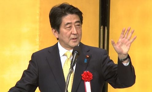安倍总理在东京都内出席了由日本生产性本部主办的“生产性运动60周年纪念宴会”。