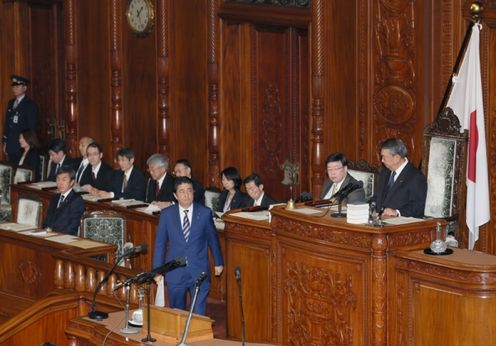 安倍总理出席了众议院全体会议以及参议院全体会议。