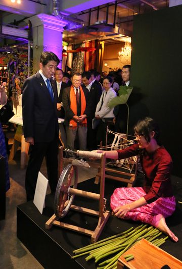 安倍总理出席了在东京都内举行的“缅甸女性绽放光彩的时尚・物产展‘GRACE’”。