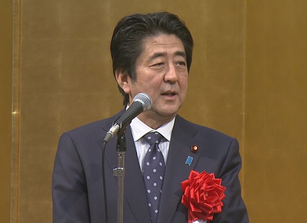 安倍总理出席了在东京都内举行的日本钢铁协会成立100周年纪念庆贺会。