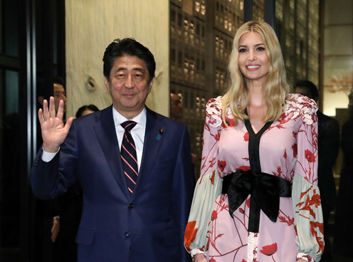 安倍总理在东京都内邀请美利坚合众国总统顾问伊万卡・特朗普举行了晚餐会。