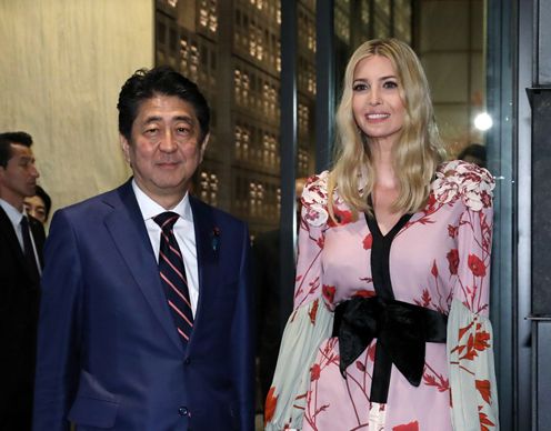 安倍总理在东京都内邀请美利坚合众国总统顾问伊万卡・特朗普举行了晚餐会。