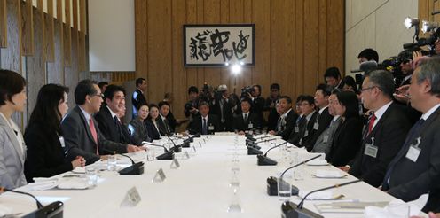 安倍总理在总理大臣官邸与中小企业经营者进行了恳谈。