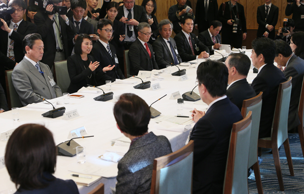 安倍总理在总理大臣官邸与中小企业经营者进行了恳谈。