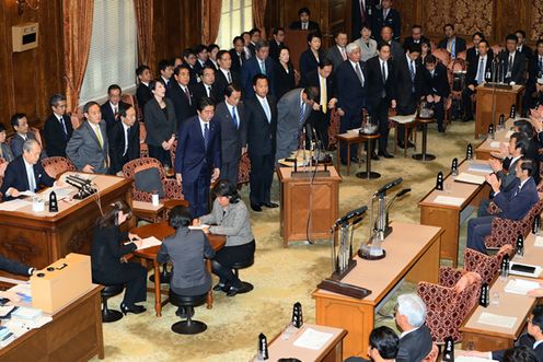 安倍总理在内阁大臣全体出席的情况下，出席了参议院预算委员会以及参议院全体会议。