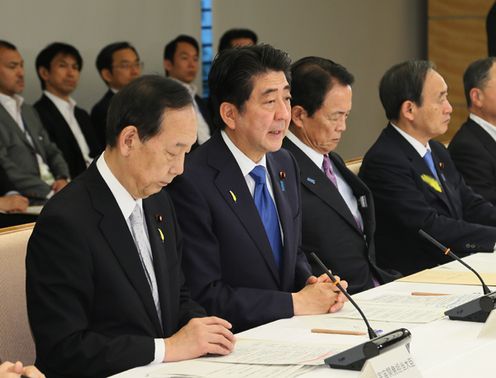 安倍总理在总理大臣官邸召开了第10次宇宙开发战略本部会议。