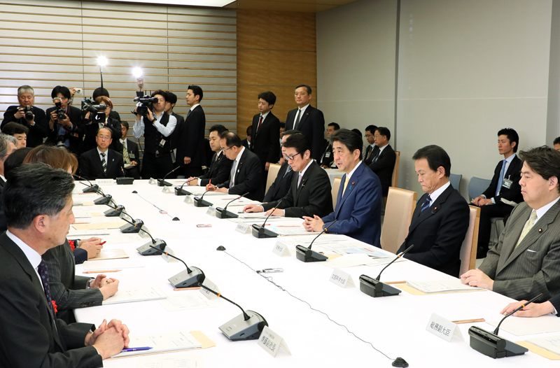 安倍总理在总理大臣官邸召开了第38次综合科学技术・创新会议。
