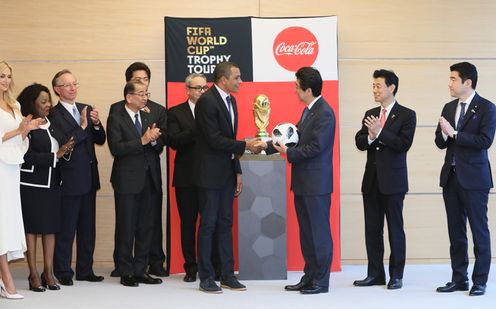 安倍总理在总理大臣官邸接受了国际足联（FIFA）大力神杯环球之旅一行的拜会。
