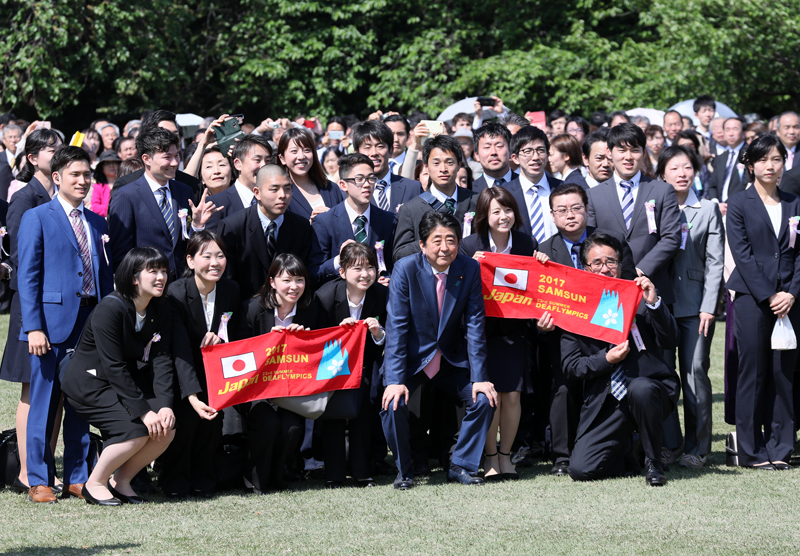 安倍总理在东京都内的新宿御苑举行了赏樱会。