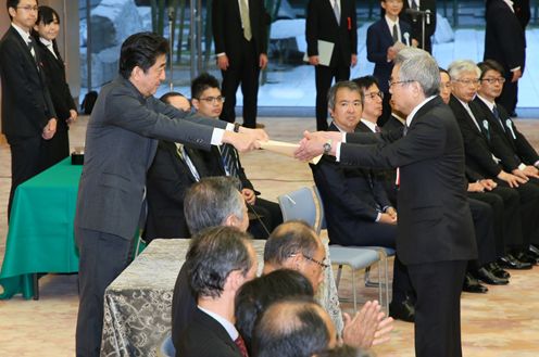 安倍总理在总理大臣官邸出席了2017年安全功劳者内阁总理大臣表彰仪式。