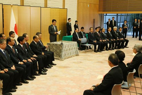 安倍总理在总理大臣官邸出席了2017年安全功劳者内阁总理大臣表彰仪式。